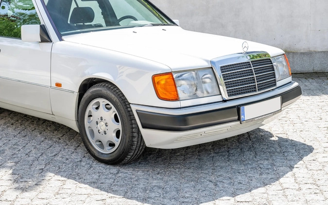 Mercedes-Benz W124 (1984-1993) cena 129000 przebieg: 28384, rok produkcji 1993 z Warszawa małe 742